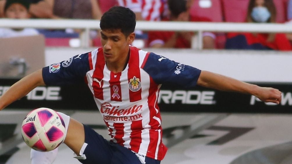 Antuna en un partido con Chivas