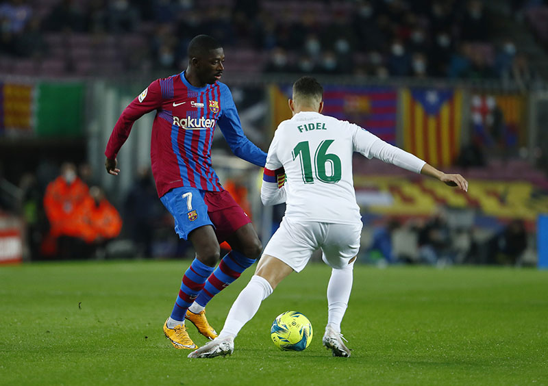 Ousmane Dembélé durante un duelo con el Barcelona 