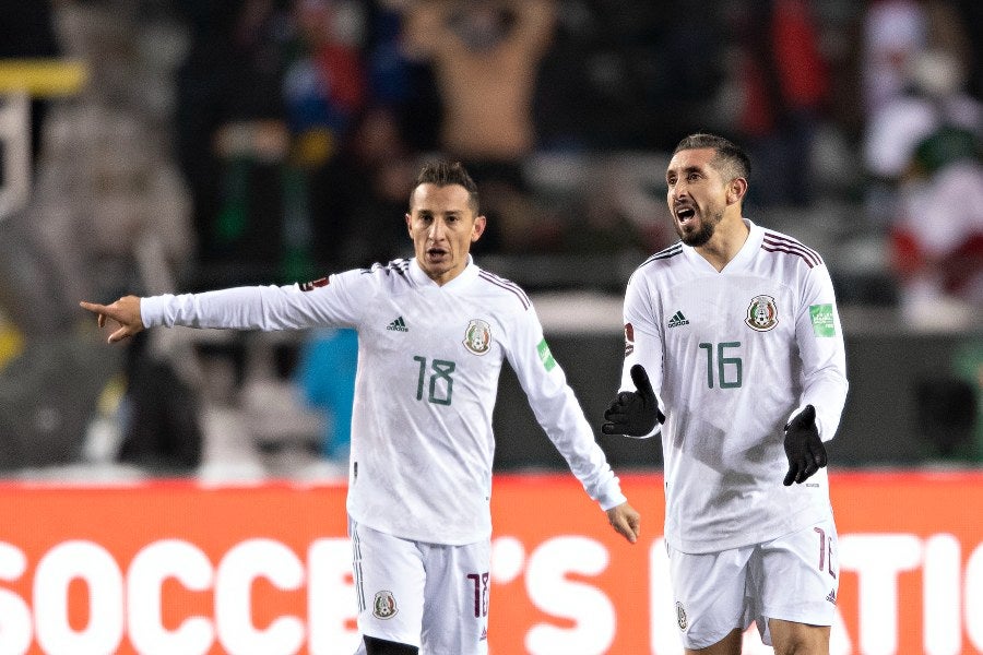 Andrés Guardado durante un partido con México