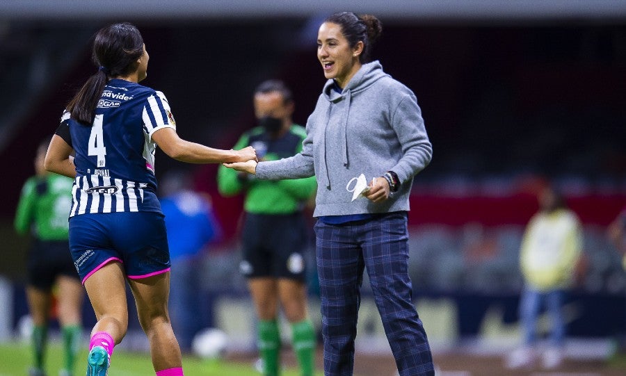 Eva Espejo celebra con su jugadora