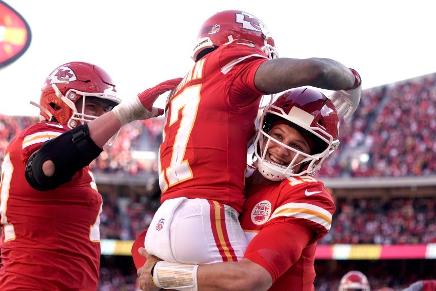 Mahomes y Hardman celebrando una anotación