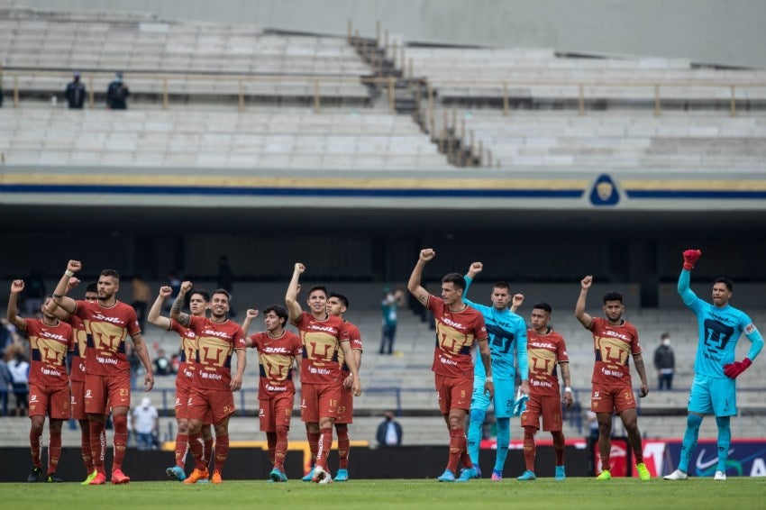 Jugadores de Pumas tras vencer al León