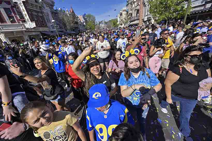 Aficionados de los Rams, festejando en Disneyland
