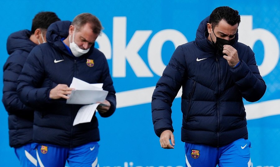 El entrenador del Barcelona en entrenamiento