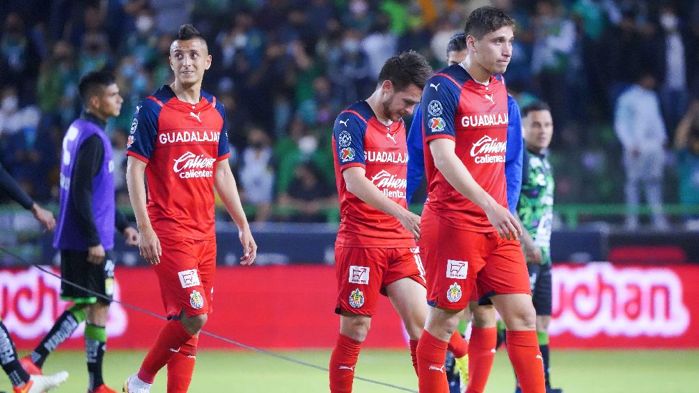 Jugadores de Chivas tras la derrota ante León en la Liga MX