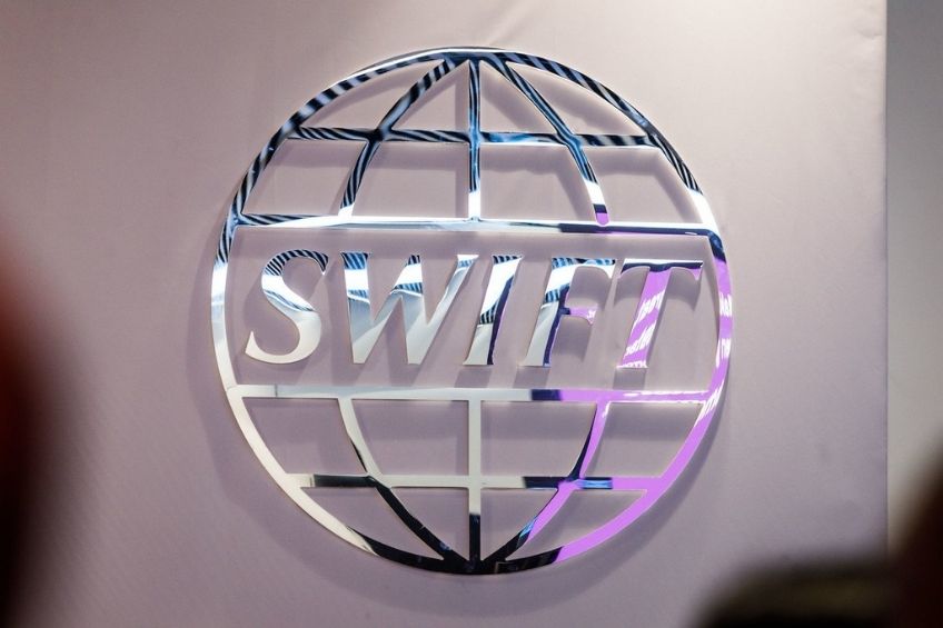 Logotipo de SWIFT en las instalaciones