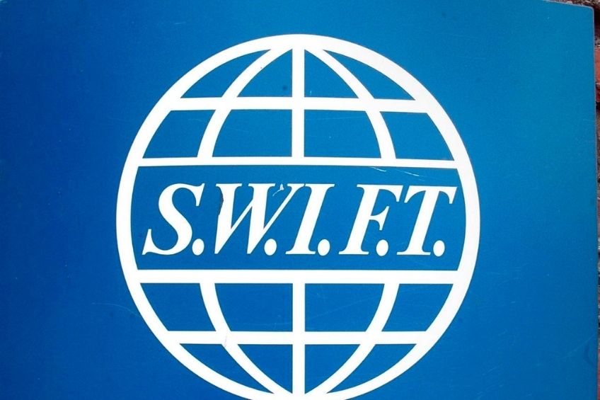 Logotipo de SWIFT en la entrada de las instalaciones