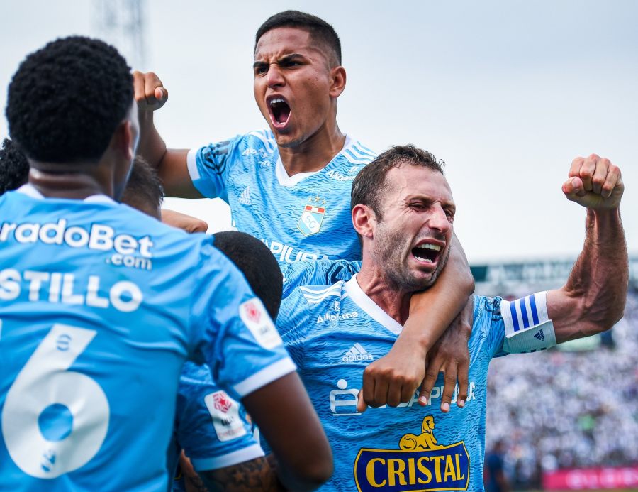 Jugadores del Sporting Cristal celebran gol ante Alianza