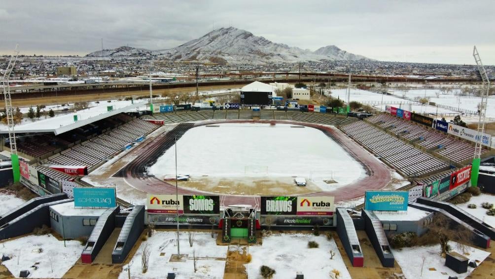 Olímpico Benito Juárez cubierto de nieve en partido vs Chivas