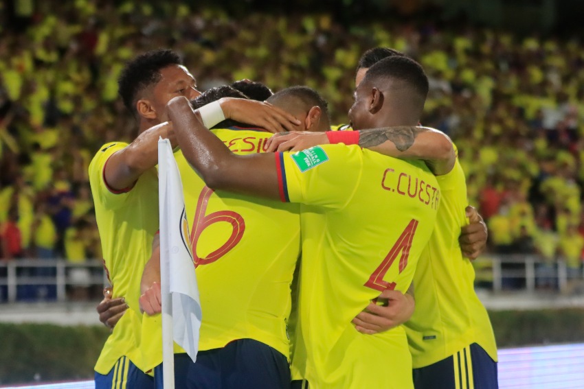 Jugadores colombianos celebrando un gol a favor