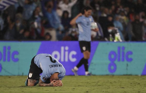 Jugadores de Uruguay reaccionan tras vencer a Perú