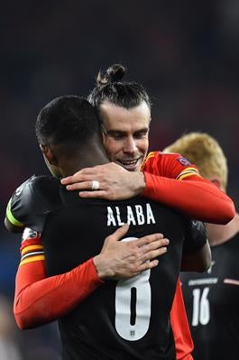 Gareth Bale y David Alaba se abrazan tras el partido