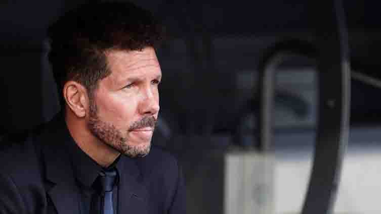 Diego Simeone, en el banquillo observando un partido 