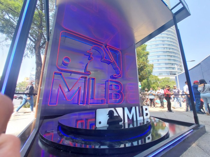 Logo de la MLB en Reforma