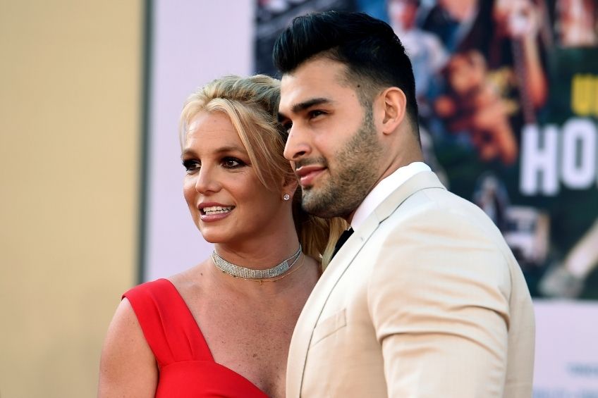 Britney Spears y su pareja en un evento