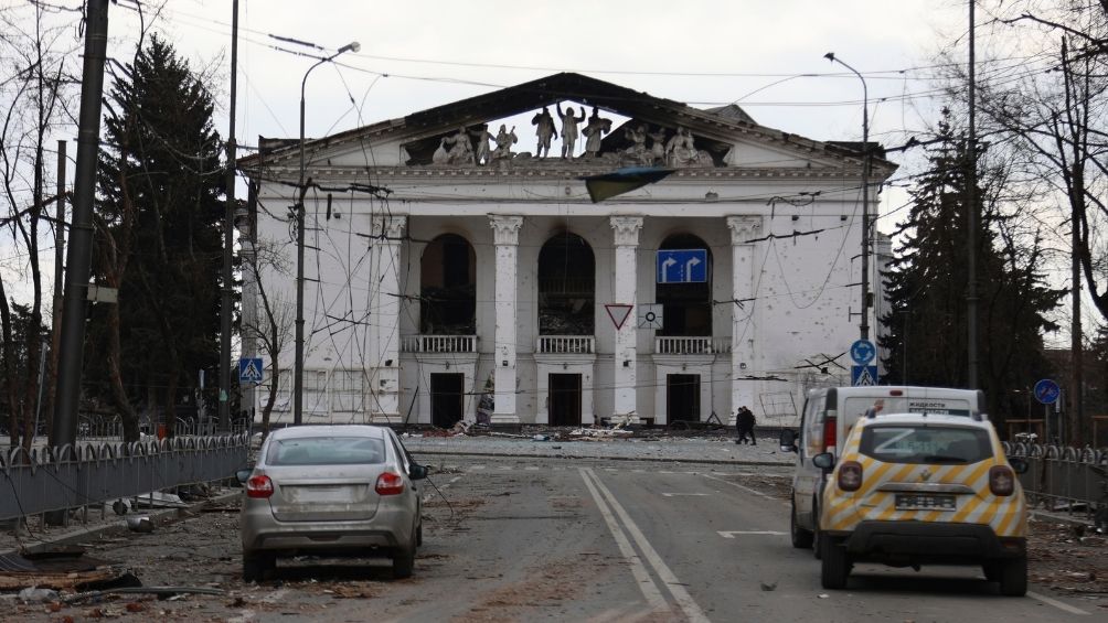 El teatro de Mariúpol destruido