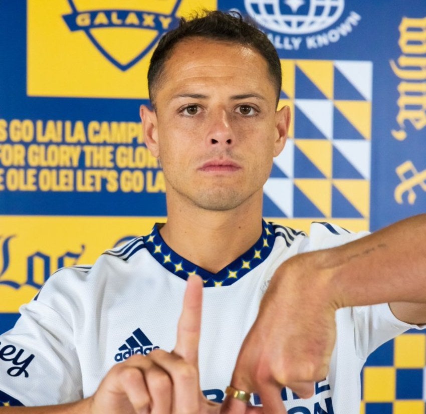 Chicharito Hernández luciendo la playera del LA Galaxy