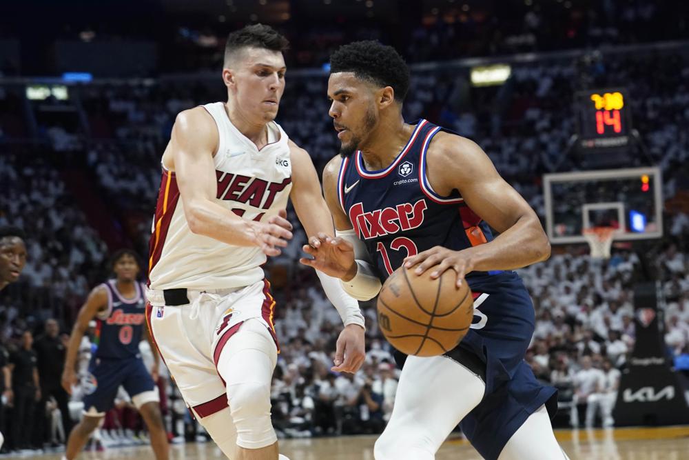 Tobias Harris trata de dejar en el camino a Tyler Herro 