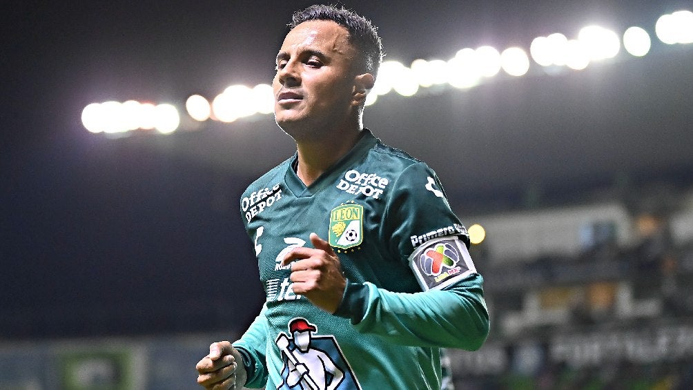 Luis Montes jugando partido de Liga MX con el León