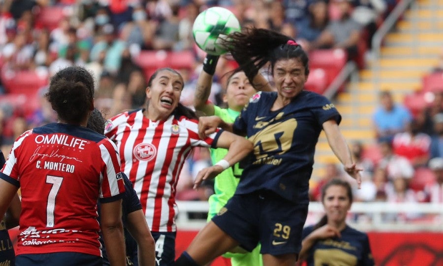 Error de la portera de Pumas Melany Villeda que le rebota el balón a Michelle González