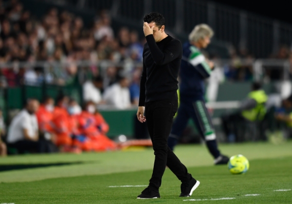 Xavi reacciona tras una falta al Barcelona 