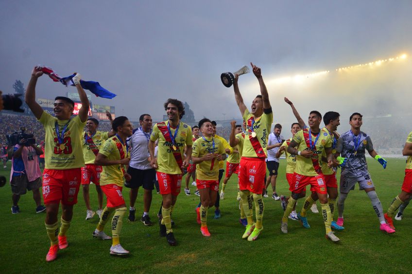 Jugadores del Atlético Morelia festejando el título