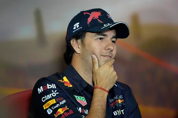 Checo Pérez en un evento con Red Bull