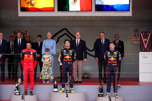 Checo Pérez en el podio del GP de Mónaco
