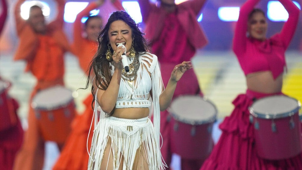 Camila Cabello durante su interpretación en la Champions League