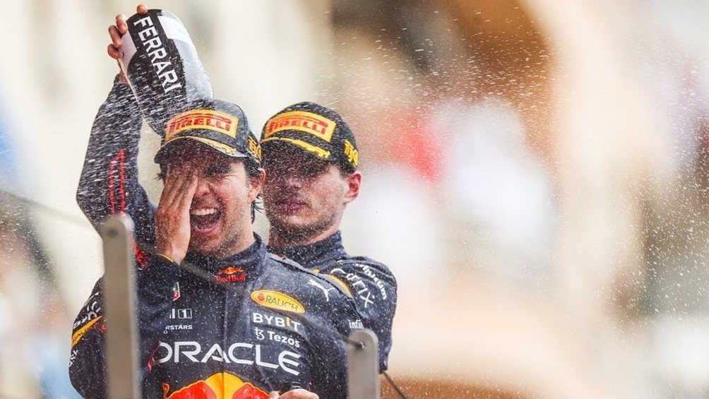 Max festejando a Checo por ganar el GP de Mónaco