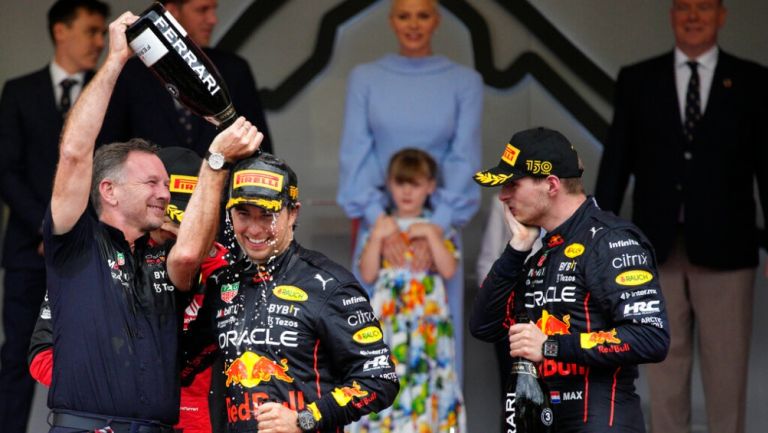 Horner, Checo y Max en el podio tras el GP de Mónaco