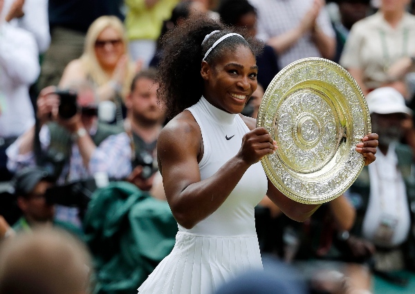 Serena Williams sostiene su trofeo en la Final individual femenina