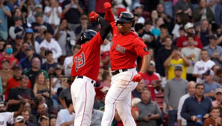 Rafael Devers celebra vuelacercas