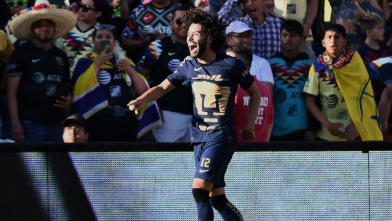 César Huerta celebrando un gol en un partido de Pumas