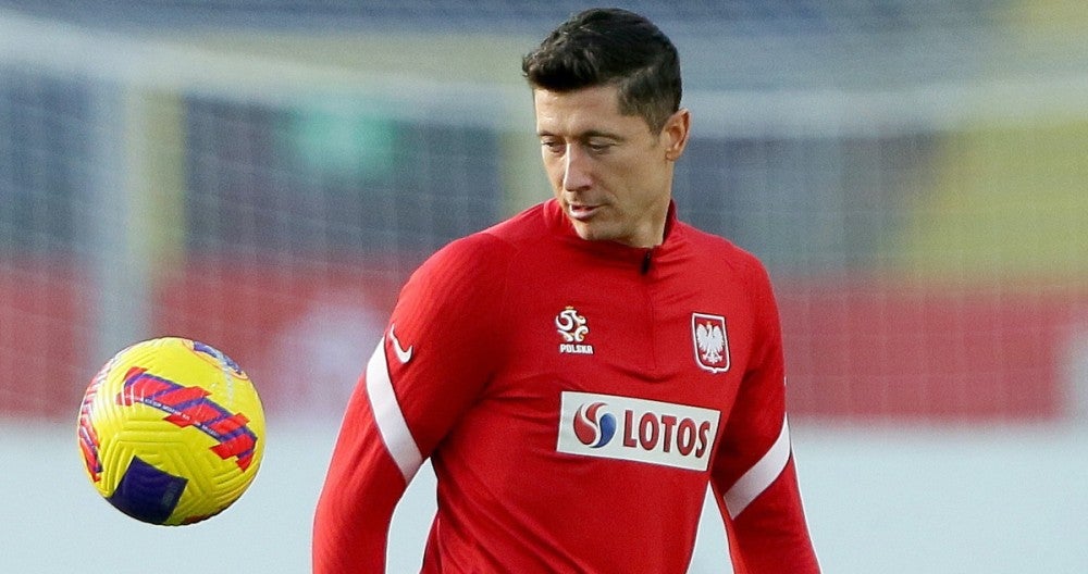 Robert Lewandowski dominando el balón con la selección de Polonia