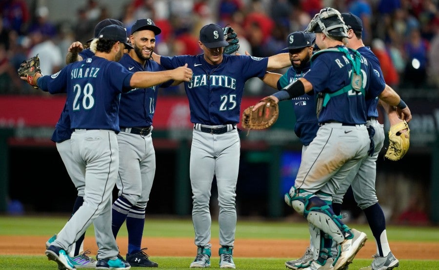 Jugadores de los Mariners celebran victoria ante Rangers