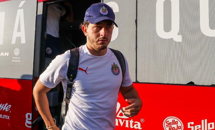 Mozo llegando a juego de Chivas