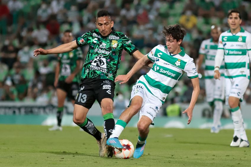 Jordan Carrillo durante un partido de Santos