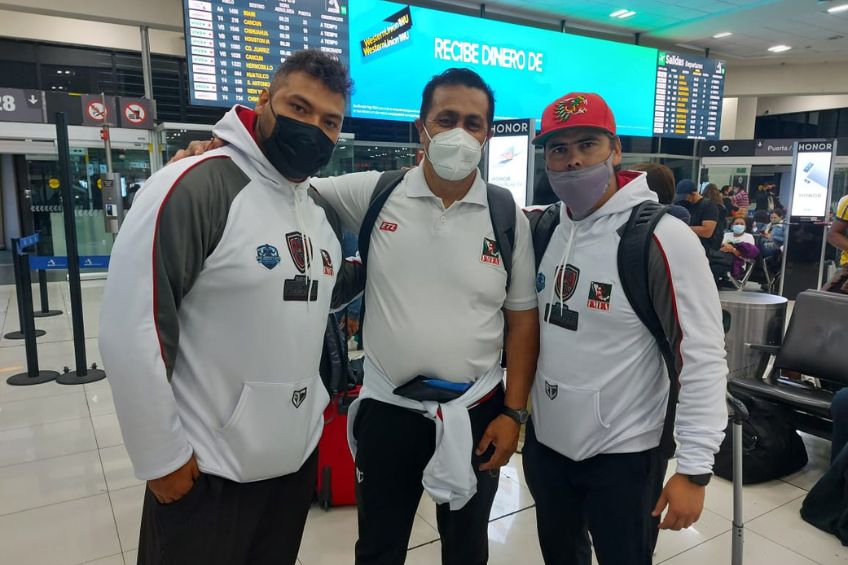 Miembros del staff de coacheo rumbo al Mundial de Finlandia