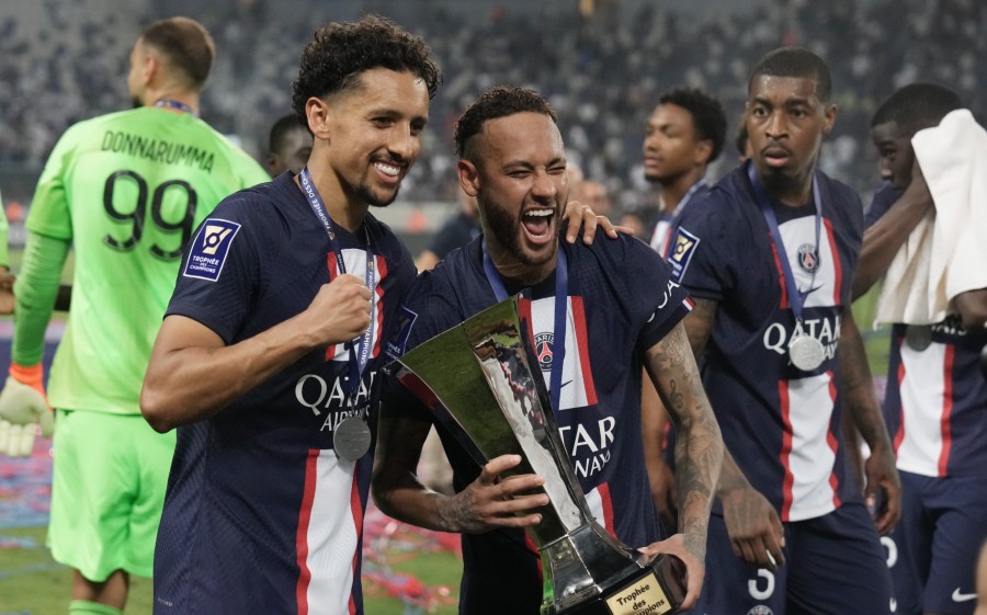 Neymar celebra con la Ssupercopa de Francia