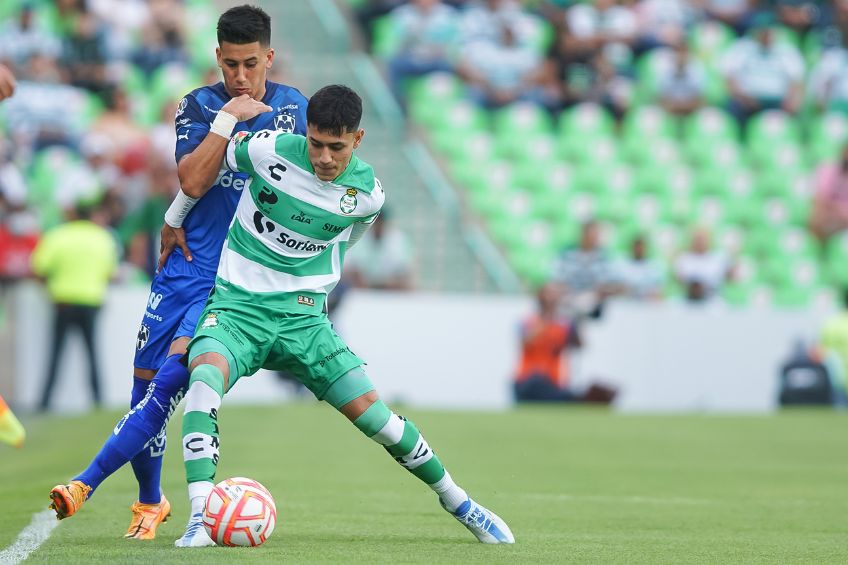 Omar Campos durante un partido de Santos