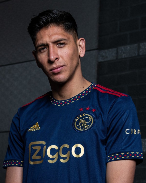 Edson Álvarez protagonizó la presentación del nuevo uniforme de visitante de Ajax 2022-23
