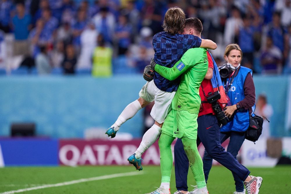 Luka Modric celebra junto a Dominik Livakovic