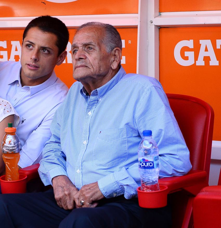 Chicharito y su abuelo Tomás en un evento de Chivas