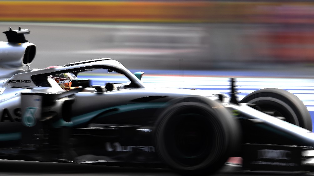 Lewis Hamilton en carrera con Mercedes 