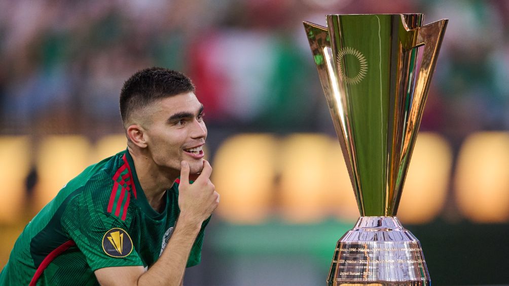 El mexicano apreciando la Copa Oro luego de vencer a Panamá