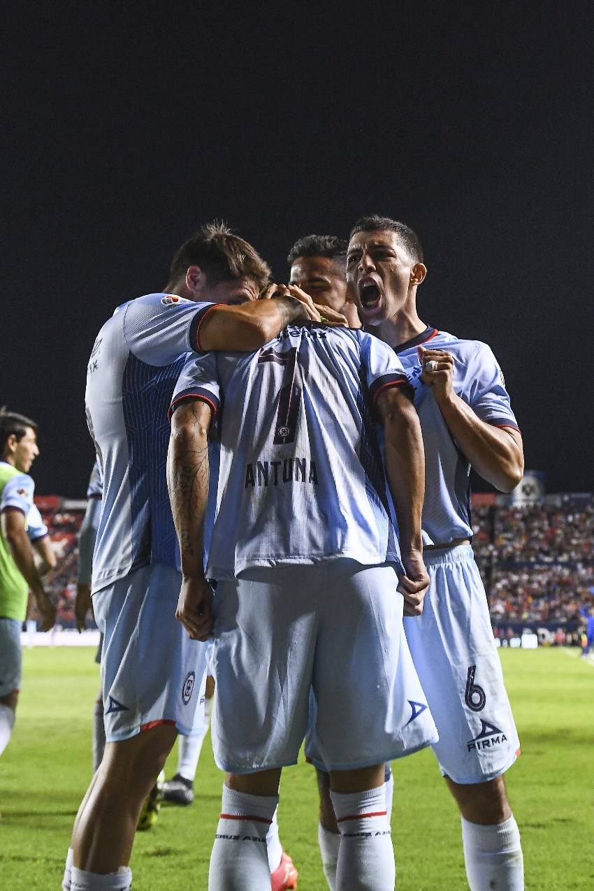 Cruz Azul en celebración de gol ante San Luis