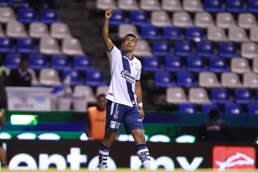Memo Martínez en celebración de gol con Puebla