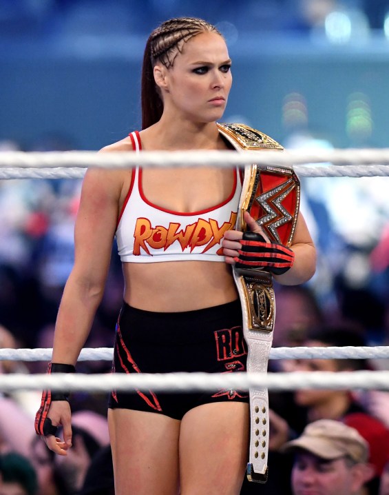 Ronda presume el cinturón de Campeona de RAW en WWE