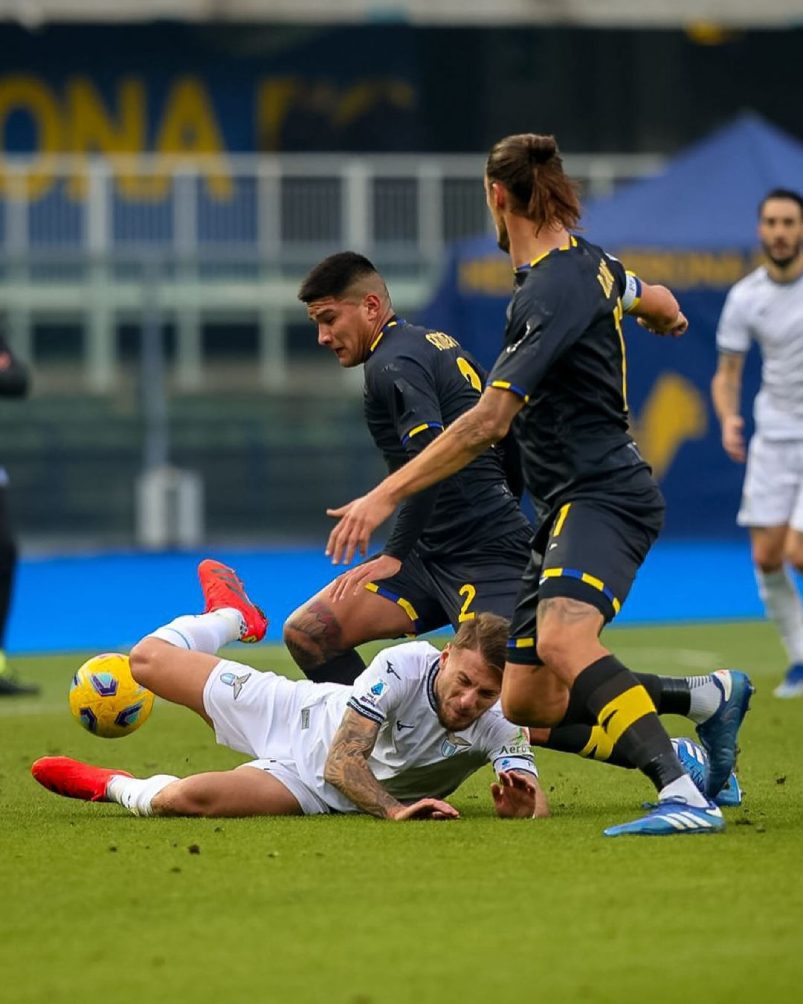 El defensa en acción con el club italiano